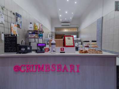 Una volta entrati notiamo immediatamente la somiglianza tra Crumbs e un originale punto vendita della catena Crumbl. Proprio come nei locali statunitensi, al centro si trova il classico bancone bianco dietro cui � possibile assistere alla preparazione dei dolci